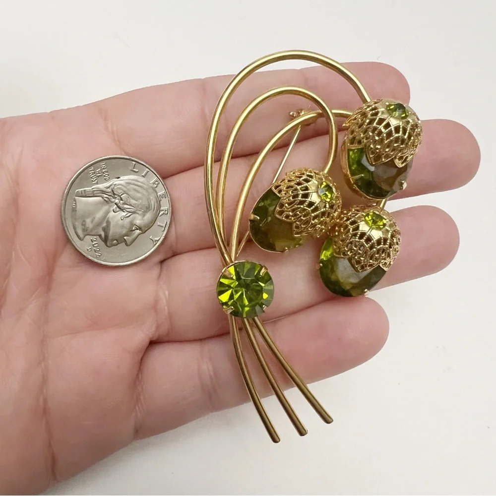 Vintage Sarah Coventry Touch of Elegance Green Glass Goldtone Filigree Brooch